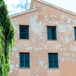 Quelles sont les solutions si je ne peux pas payer le ravalement de façade ? Une maison avec une façade âbimée