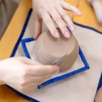 Une personne qui crée un bol avec une pâte autodurcissante