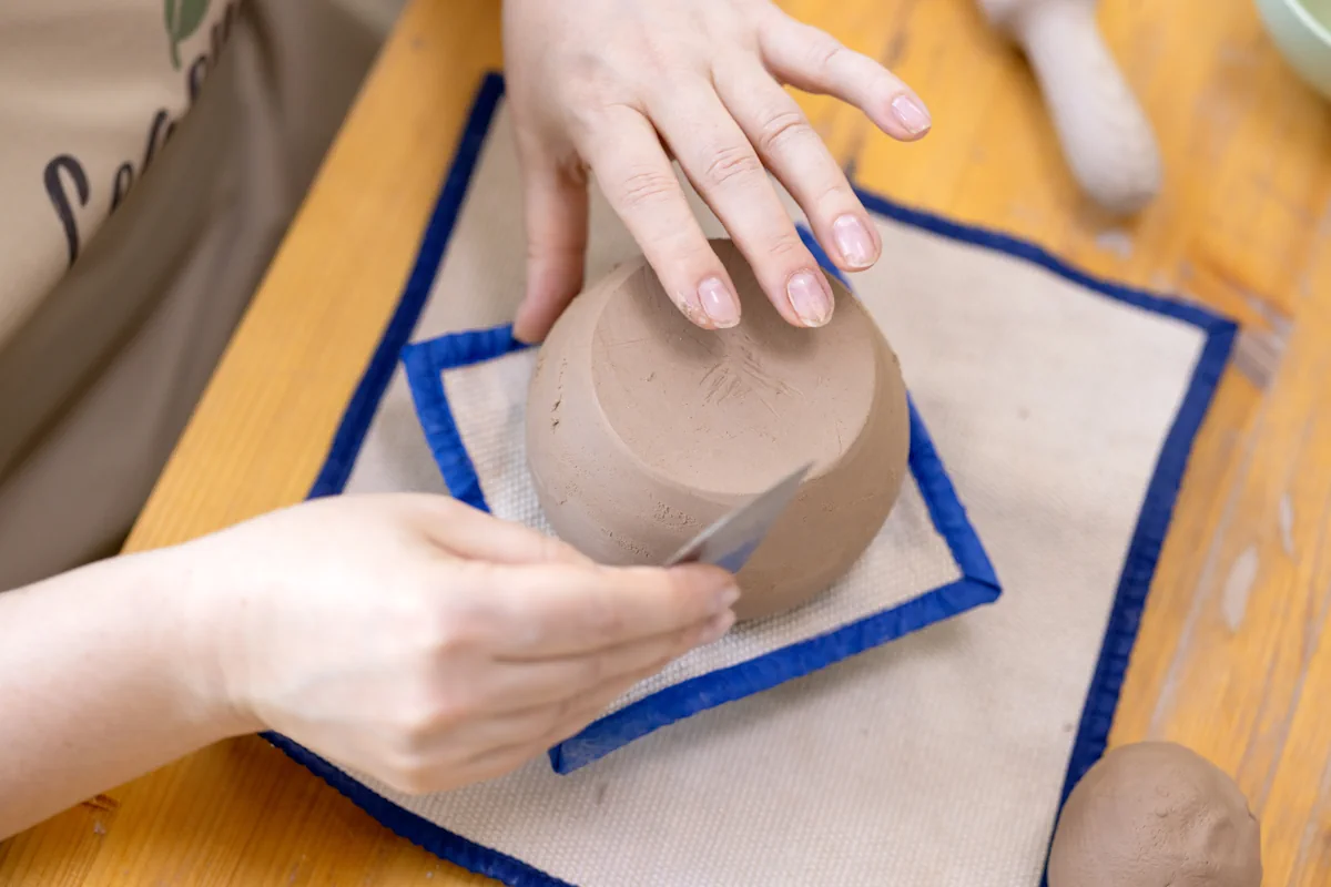 Une personne qui crée un bol avec une pâte autodurcissante