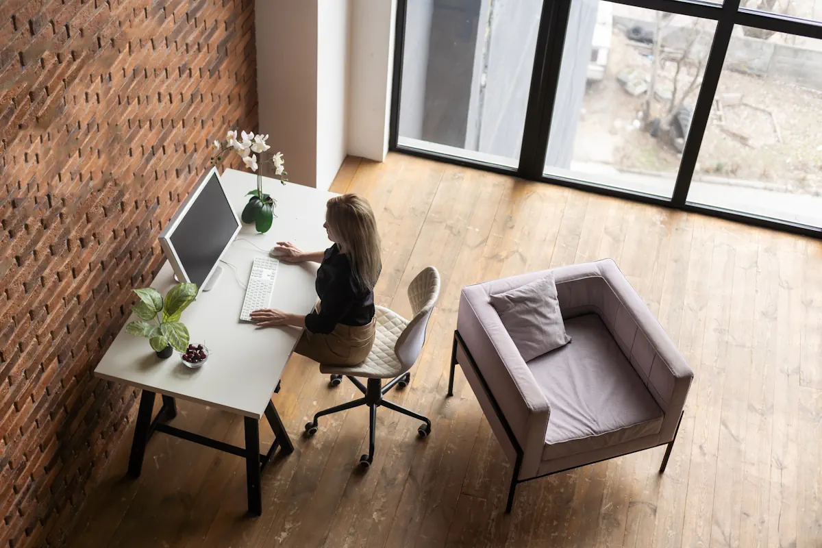 Une femme qui travaille à son bureau