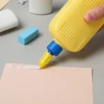 Une personne qui applique de la colle sur un objet