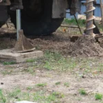 Un homme qui va ouvrir une fosse septique