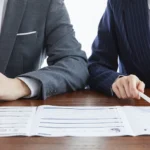 deux hommes qui s'apprête à acheter en sci avec ses enfants