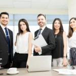 Créer une société pour acheter un bien immobilier : 10 bonnes raisons de se lancer Un groupe de personne qui crée une société pour acheter un bien immobilier