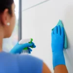 Nettoyer un mur pour enlever les traces de scotch