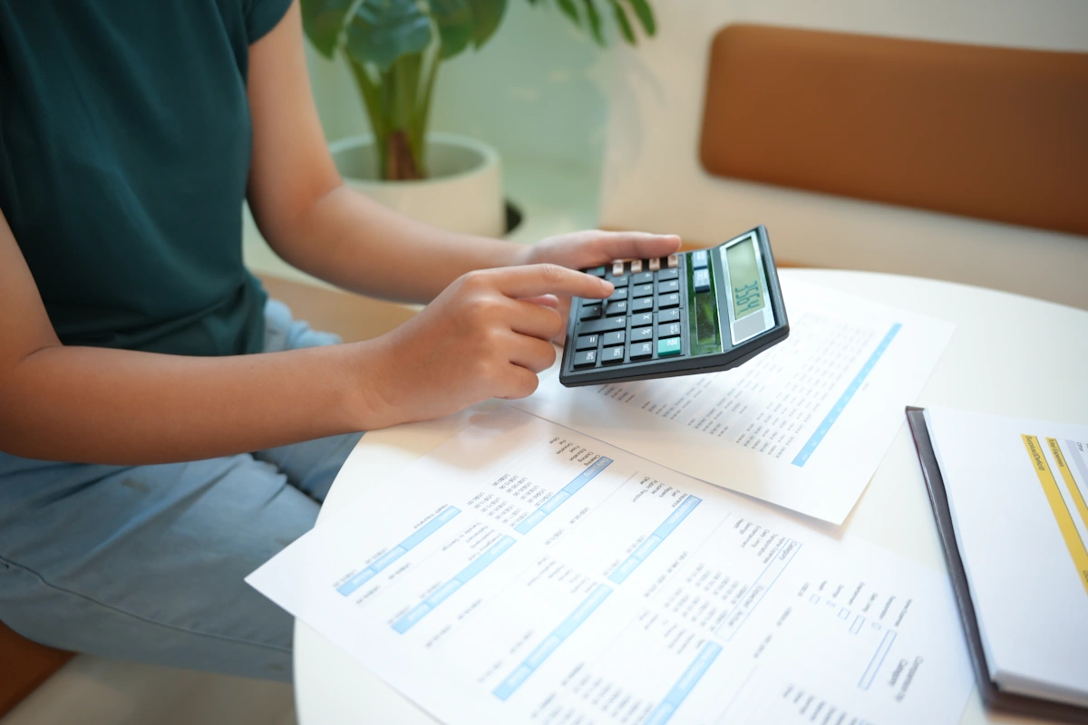 Une personne qui calcule des revenus