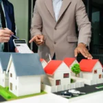 Quelles sont les perspectives et les opportunités d'investissement dans une SCPI 2025 ? deux hommes qui discutent devant des maquettes de maison