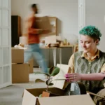 Quels sont les critères pour obtenir un logement social ? Deux personnes qui emménagent dans un logement social