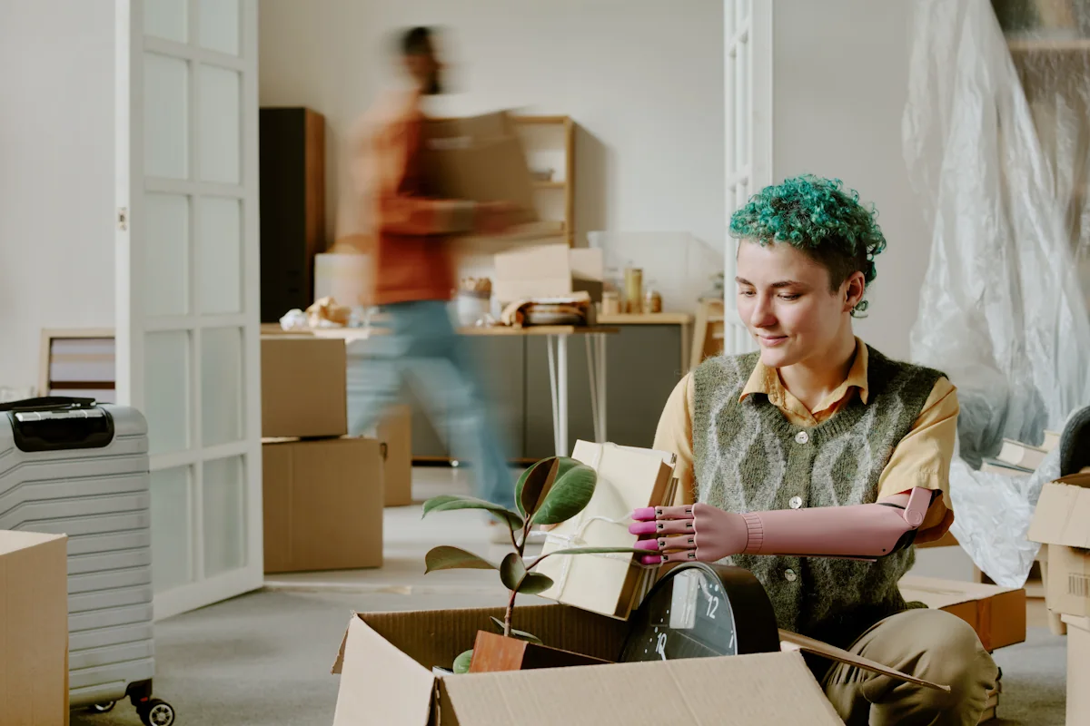 Deux personnes qui emménagent dans un logement social