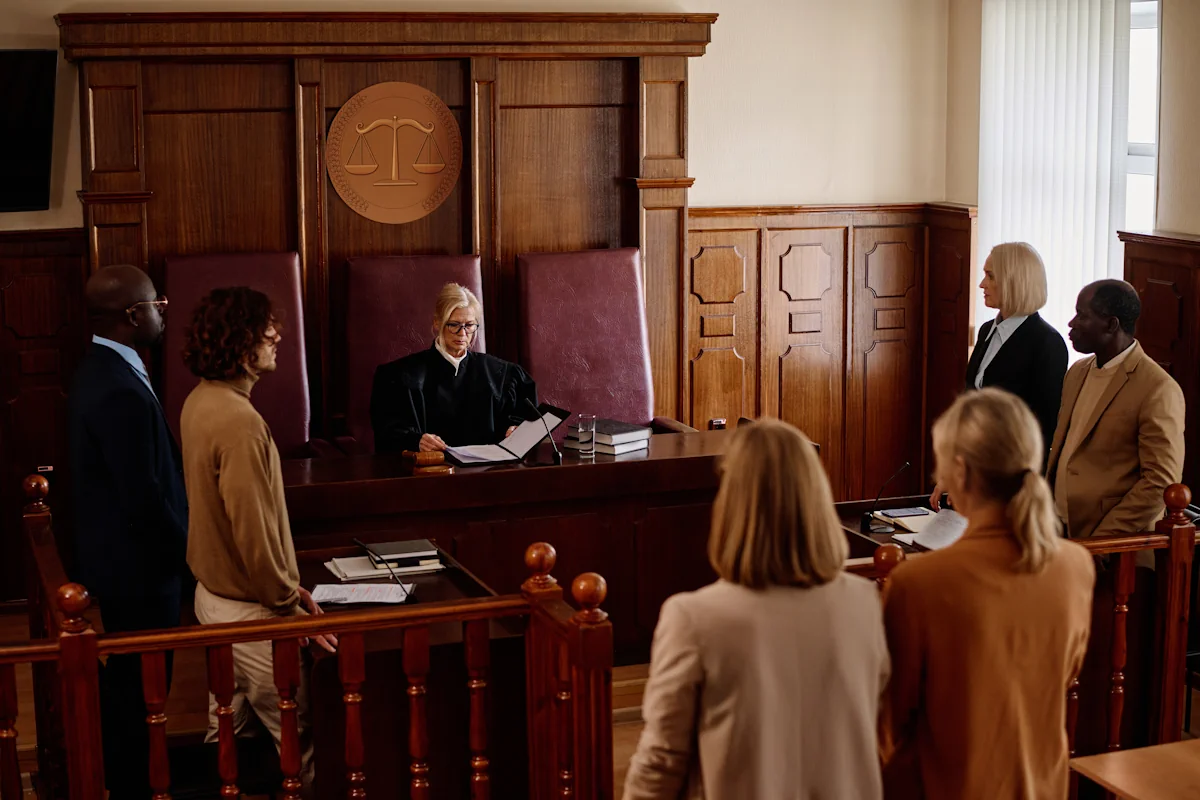 Un tribunal judiciaire en pleine séance
