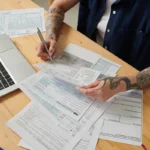 Une personne qui remplit une déclaration fiscale
