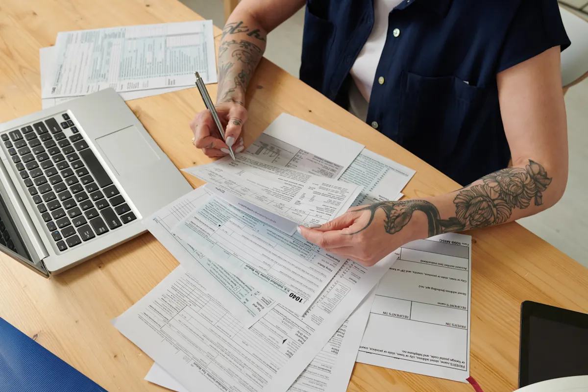 Une personne qui remplit une déclaration fiscale
