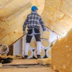 Un homme qui fait une isolation de combles