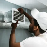 Un homme qui installe un VMC