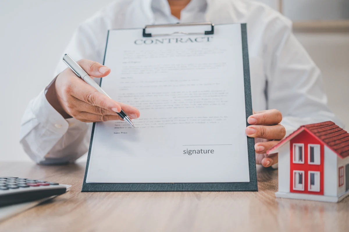 Un homme qui montre un contrat de donation immobilier 