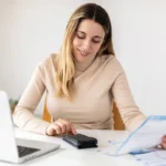 Une femme qui remplit la ligne 230 déclaration 2044