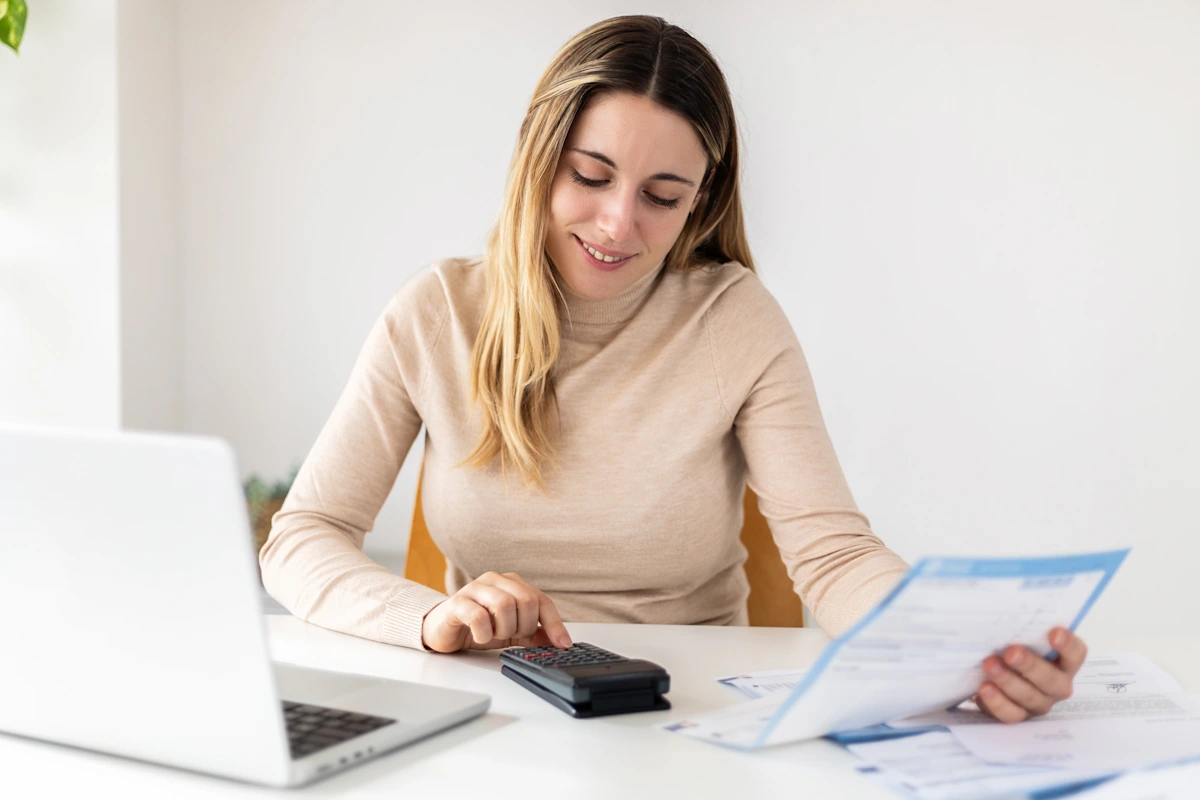Une femme qui remplit la ligne 230 déclaration 2044